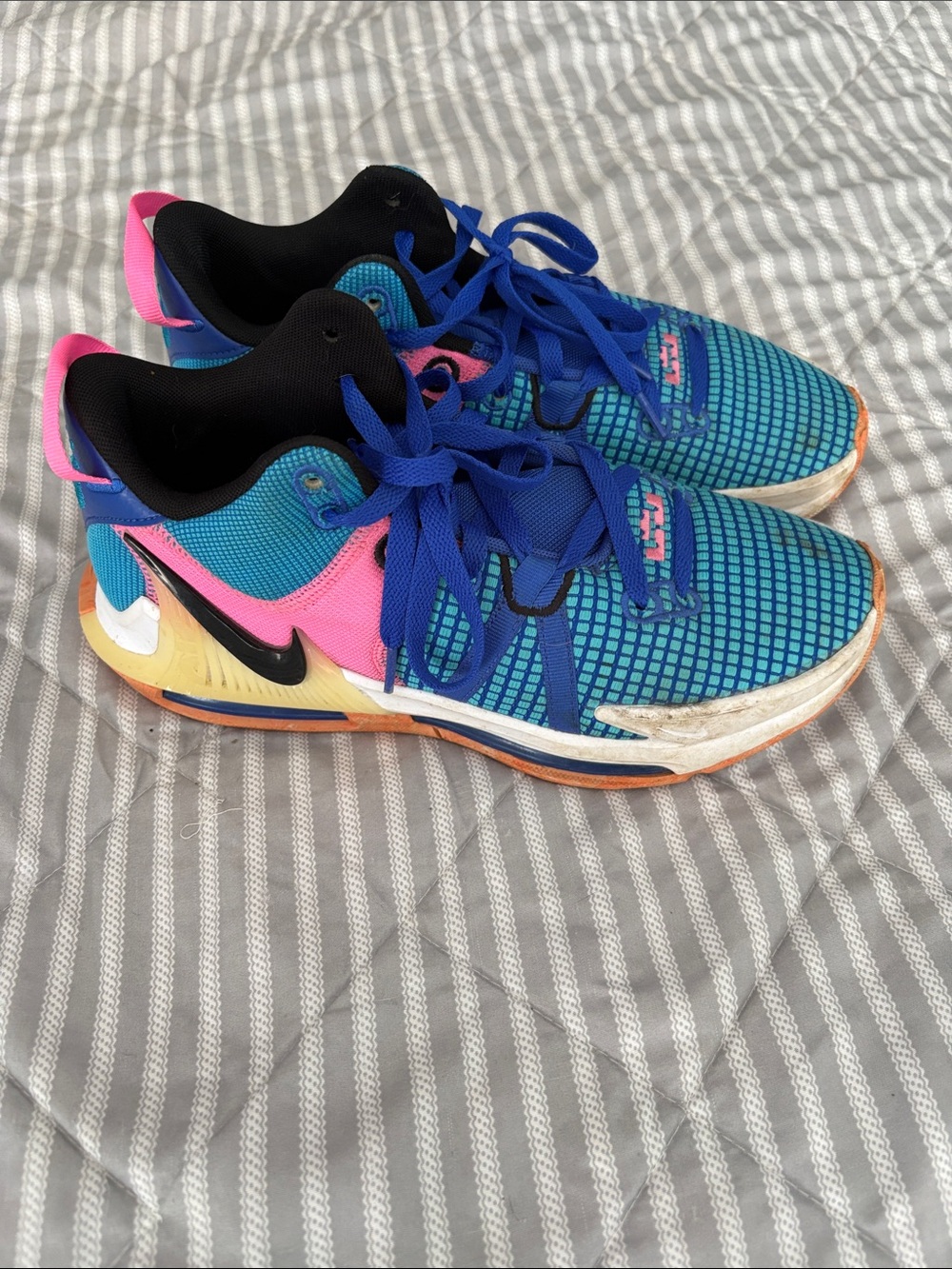 Men’s LeBron tennis shoes